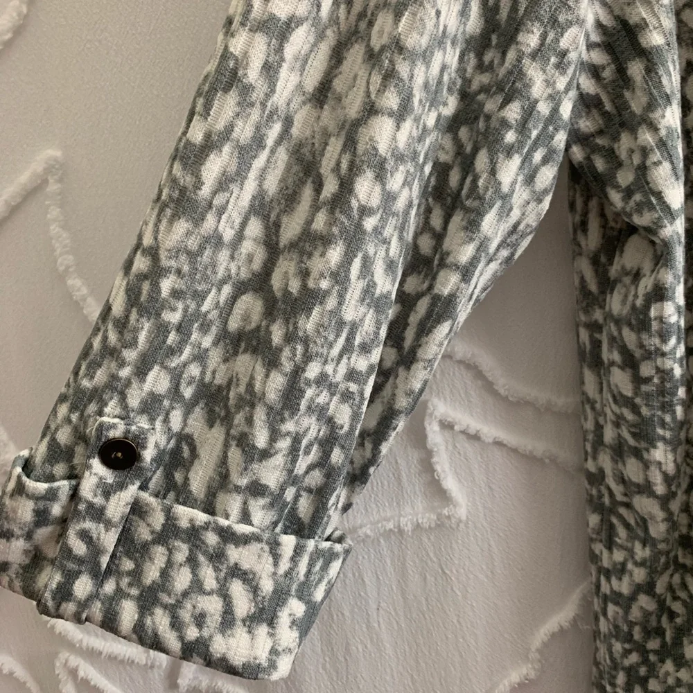 New Directions Gray Patterned Women's Top - Picture 5 of 5